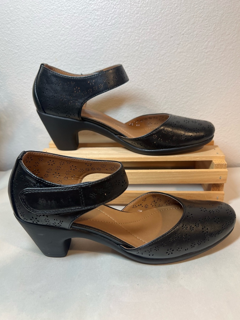 Easy Spirit Black Mary Jane 2” Heel Pumps Laser-Cutout Floral Detail | NWOT